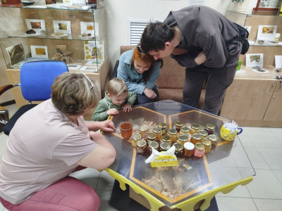 Жизнерадостные гости из Новосибирска в Пчелотеке